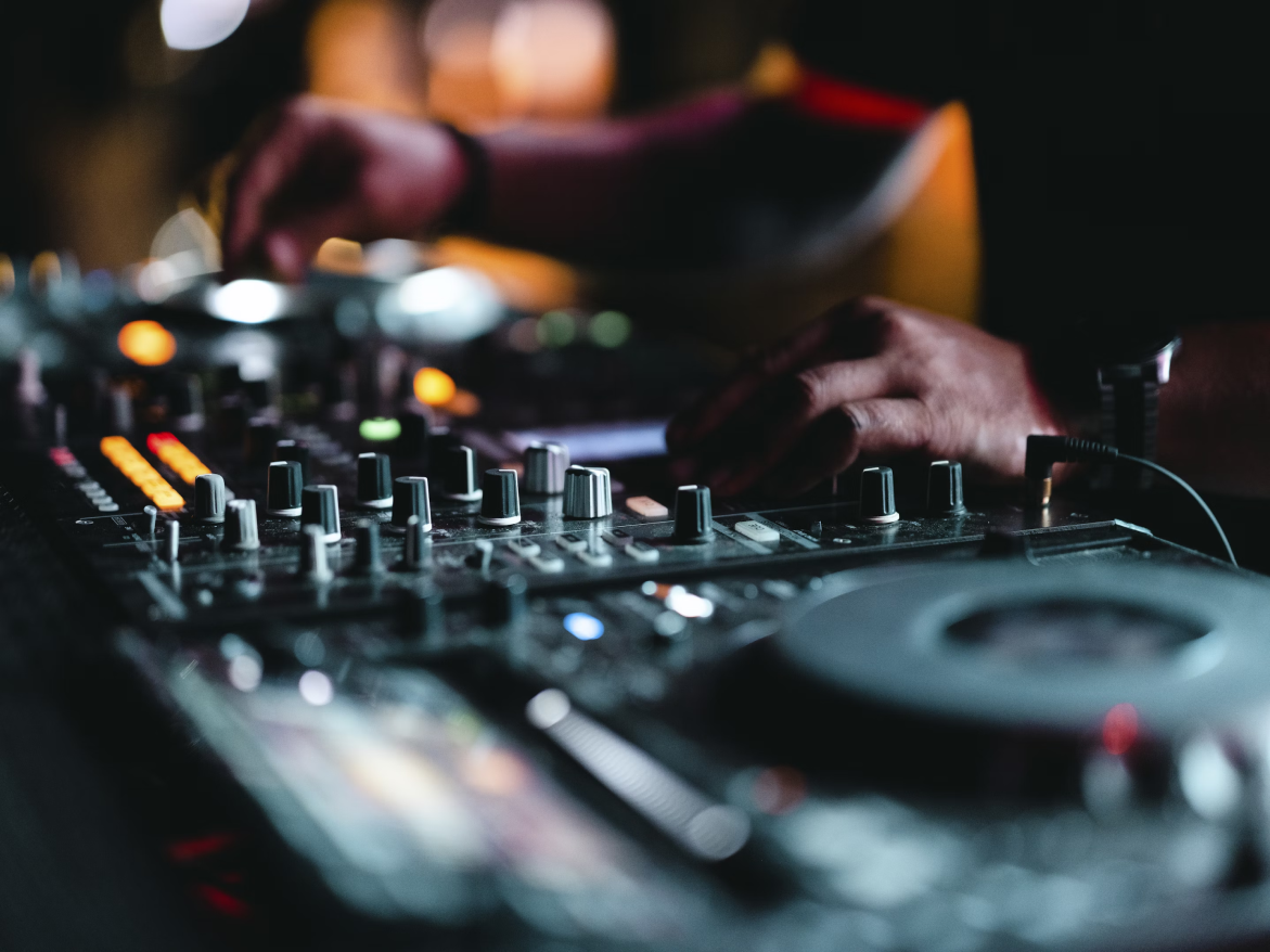 Prestation DJ sonorisation et jeux de lunmières inclus